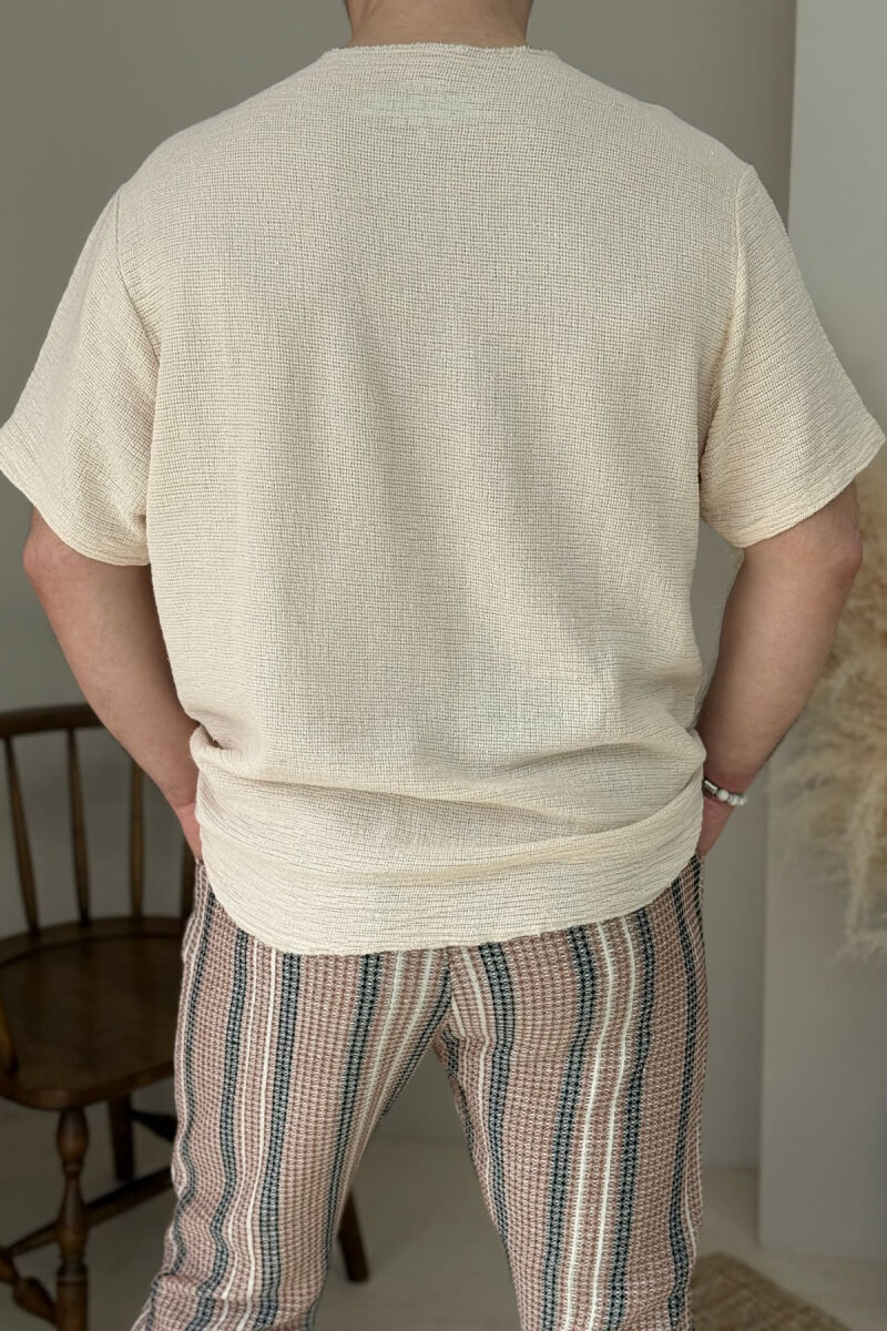 T-SHIRT I THJESHTË ME DETAJIN E XHEPIT PËR MESHKUJ NË NGJYRËN KREM - 3