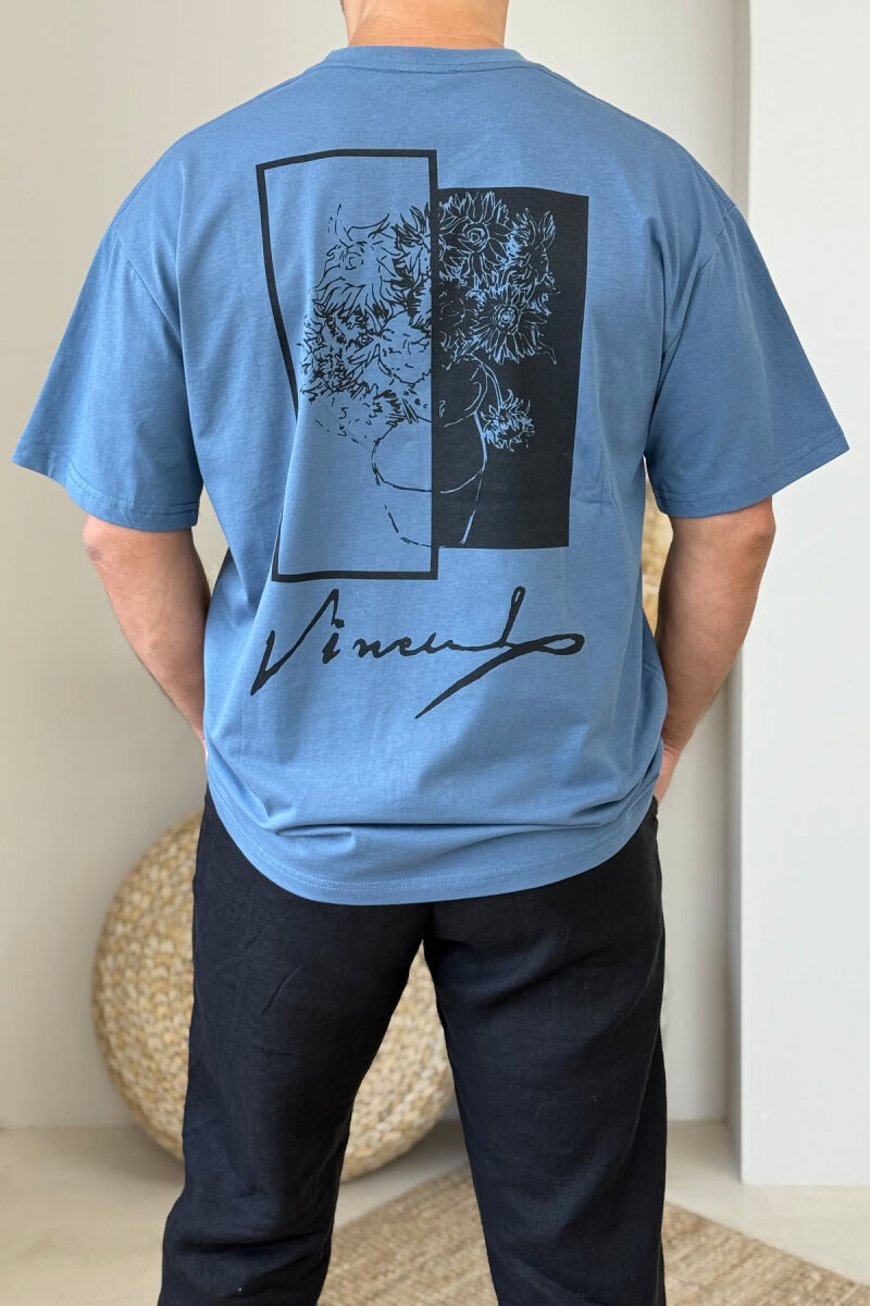 T-SHIRT I THJESHTË ME IMAZH PËR MESHKUJ NË NGJYRËN BLU E ZBARDHUR - 3