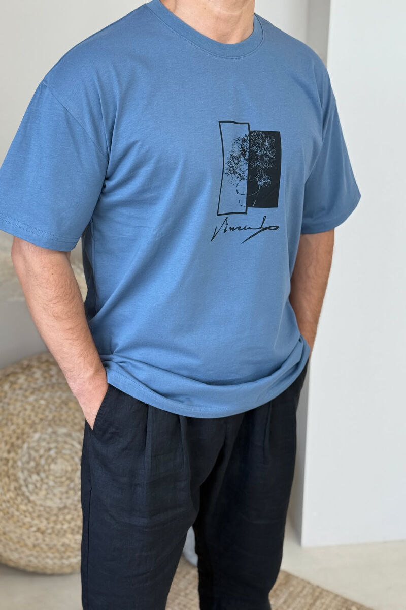 T-SHIRT I THJESHTË ME IMAZH PËR MESHKUJ NË NGJYRËN BLU E ZBARDHUR - 2