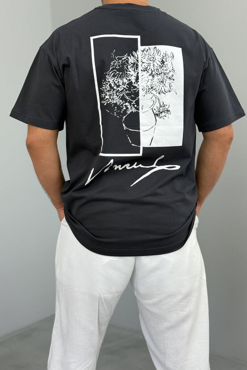 T-SHIRT I THJESHTË ME IMAZH PËR MESHKUJ NË NGJYRËN GRI E ERRËT - 3