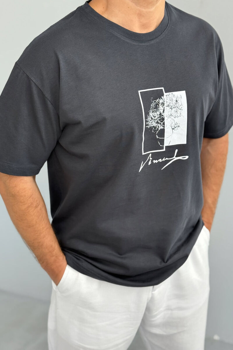 T-SHIRT I THJESHTË ME IMAZH PËR MESHKUJ NË NGJYRËN GRI E ERRËT - 2