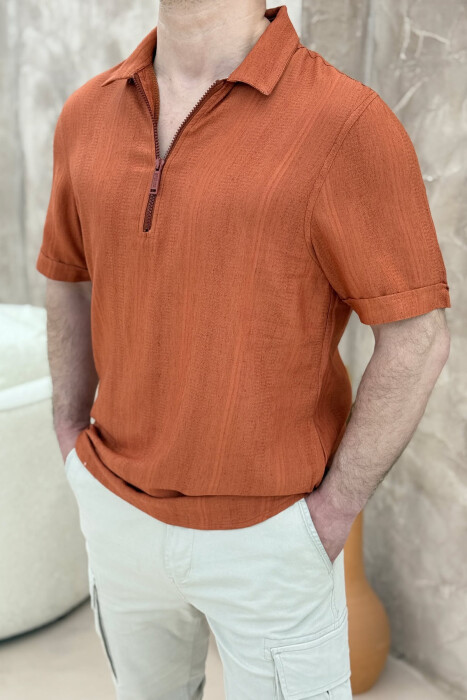 T-SHIRT I THJESHTË ME JAKË POLO ME ZINXHIR PËR MESHKUJ NË NGJYRËN TULLË - 1
