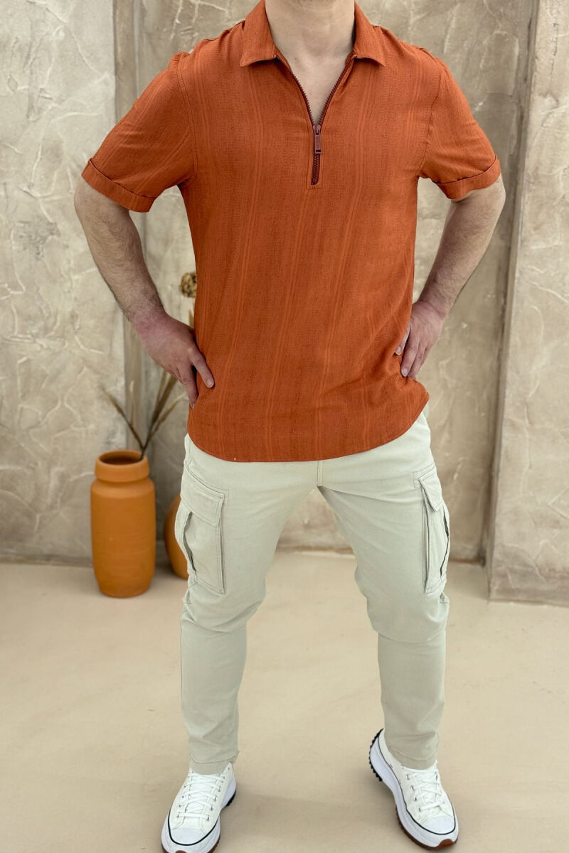 T-SHIRT I THJESHTË ME JAKË POLO ME ZINXHIR PËR MESHKUJ NË NGJYRËN TULLË - 2
