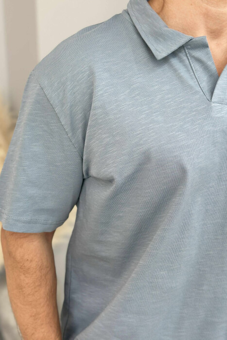 T-SHIRT I THJESHTË ME JAKË POLO PËR MESHKUJ NË NGJYRËN BLU E ZBARDHUR - 4