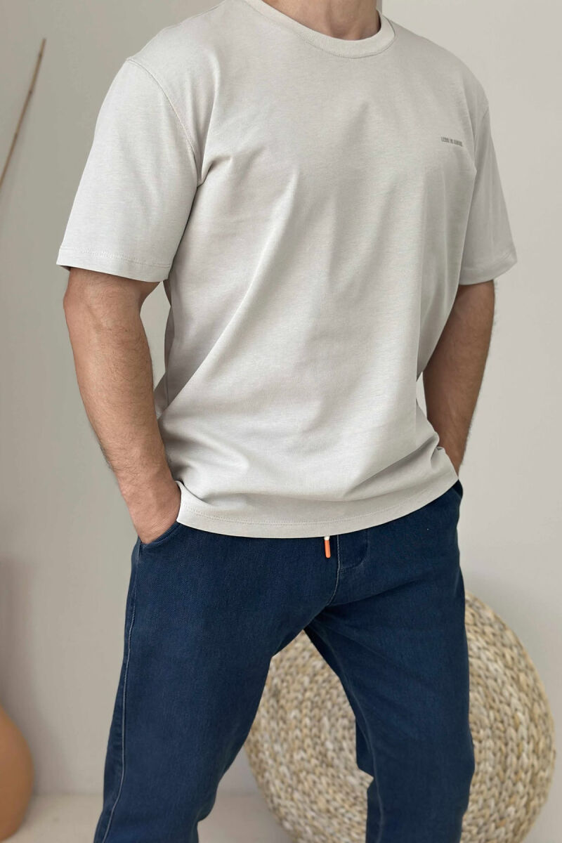 T-SHIRT I THJESHTË ME SHKRIME PËR MESHKUJ NË NGJYRËN BEZHË E ZBARDHUR - 1