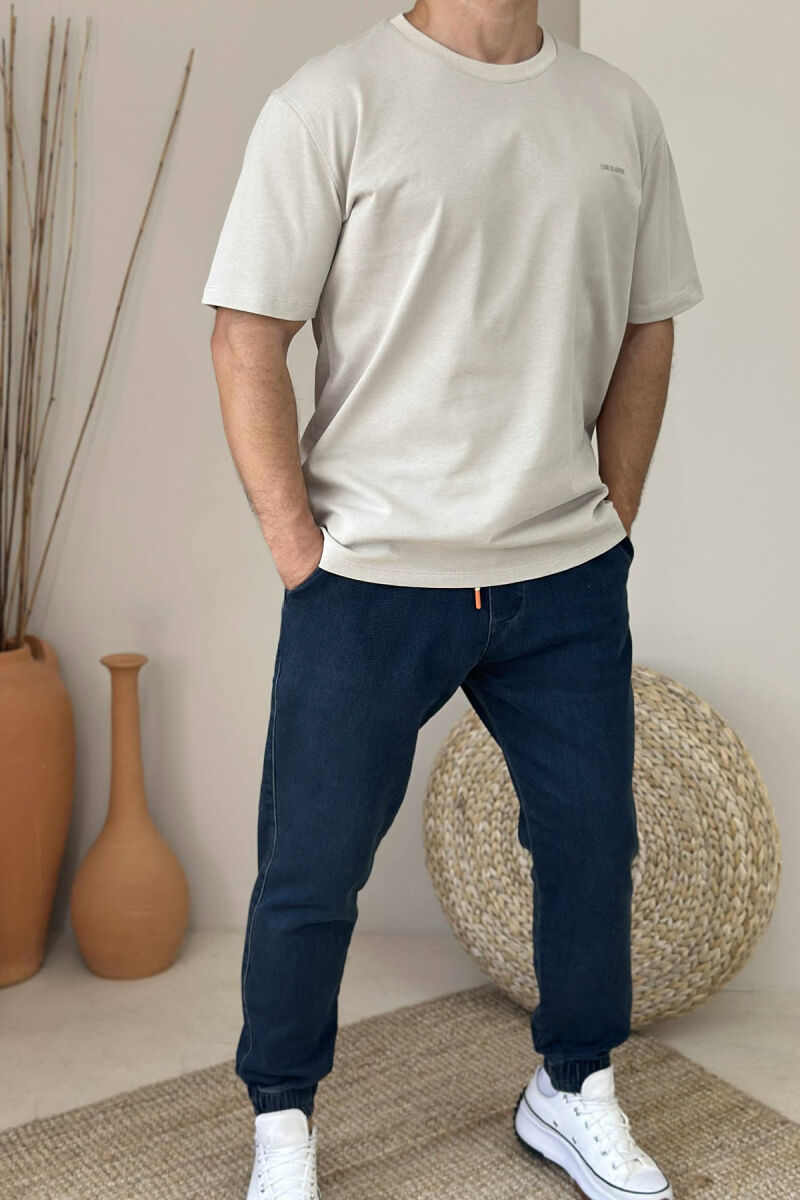 T-SHIRT I THJESHTË ME SHKRIME PËR MESHKUJ NË NGJYRËN BEZHË E ZBARDHUR - 2