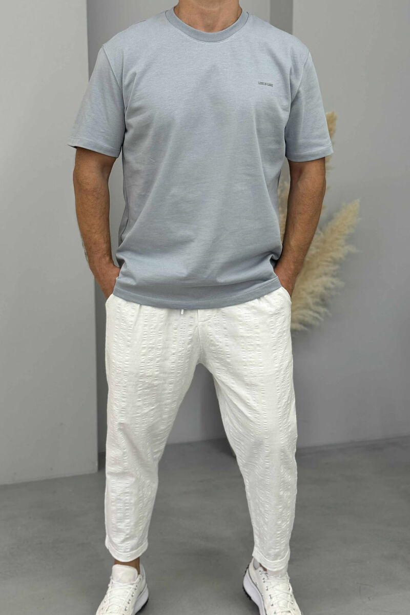 T-SHIRT I THJESHTË ME SHKRIME PËR MESHKUJ NË NGJYRËN BLU E ZBARDHUR - 1