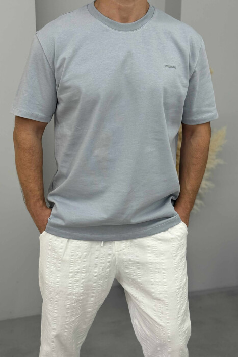 T-SHIRT I THJESHTË ME SHKRIME PËR MESHKUJ NË NGJYRËN BLU E ZBARDHUR - 2