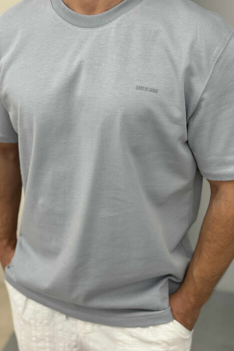 T-SHIRT I THJESHTË ME SHKRIME PËR MESHKUJ NË NGJYRËN BLU E ZBARDHUR - 3