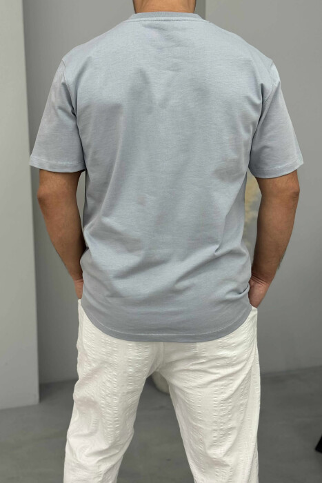 T-SHIRT I THJESHTË ME SHKRIME PËR MESHKUJ NË NGJYRËN BLU E ZBARDHUR - 4