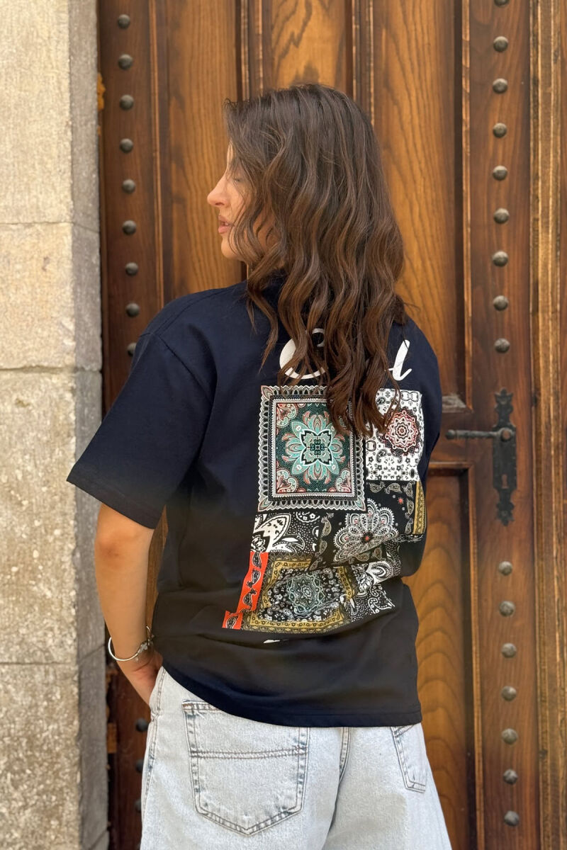 T-SHIRT I THJESHTË ME SHKRIME PËR FEMRA NË NGJYRËN BLU E ERRËT - 4