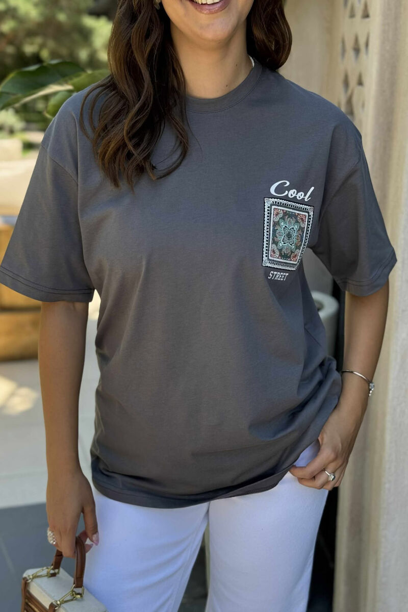 T-SHIRT I THJESHTË ME SHKRIME PËR FEMRA NË NGJYRËN GRI E ERRËT - 2
