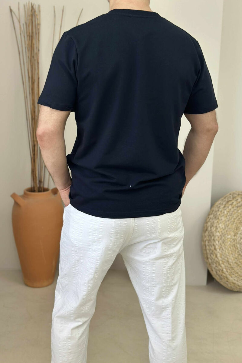T-SHIRT I THJESHTË ME SHKRIME PËR MESHKUJ NË NGJYRËN BLU E ERRËT - 2