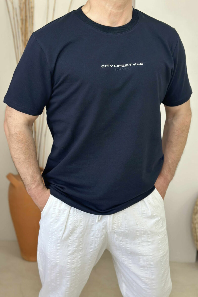 T-SHIRT I THJESHTË ME SHKRIME PËR MESHKUJ NË NGJYRËN BLU E ERRËT - 3