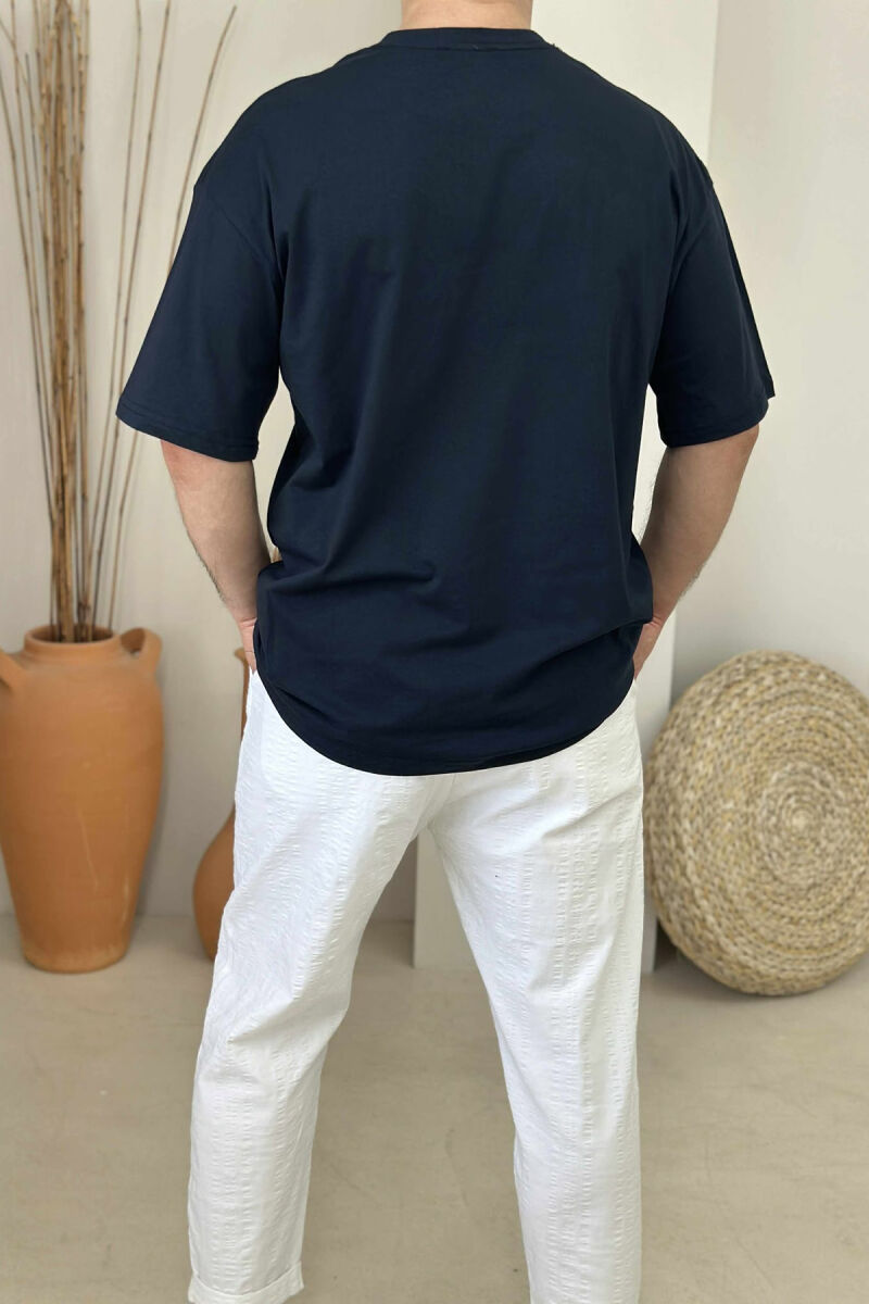 T-SHIRT I THJESHTË ME SHKRIME PËR MESHKUJ NË NGJYRËN BLU E ERRËT - 2