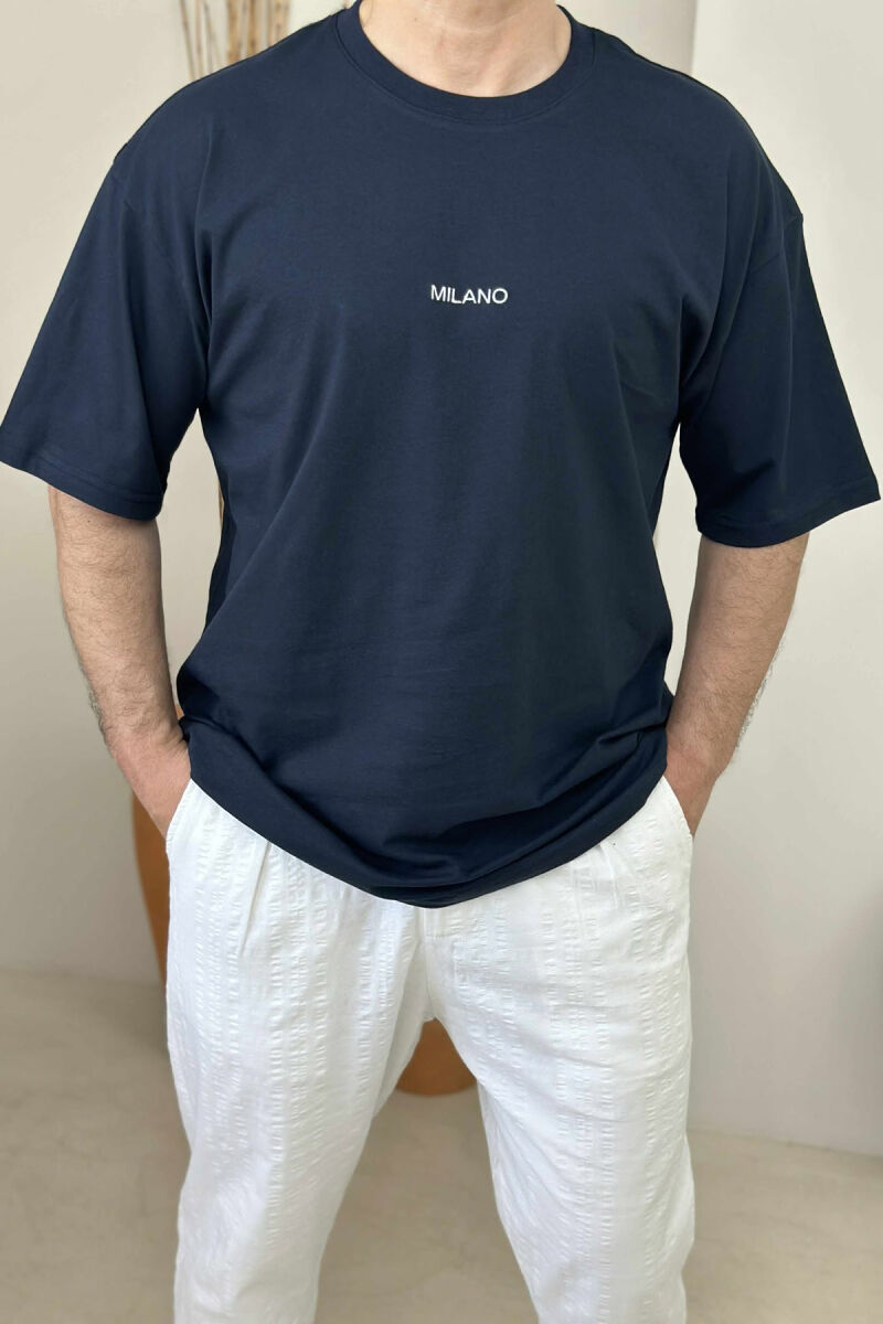 T-SHIRT I THJESHTË ME SHKRIME PËR MESHKUJ NË NGJYRËN BLU E ERRËT - 3