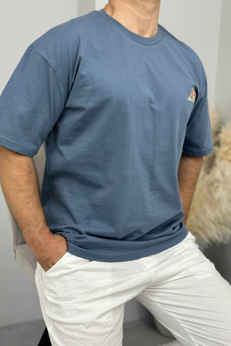 T-SHIRT I THJESHTË ME SHKRIME PËR MESHKUJ NË NGJYRËN BLU E ZBARDHUR - 3