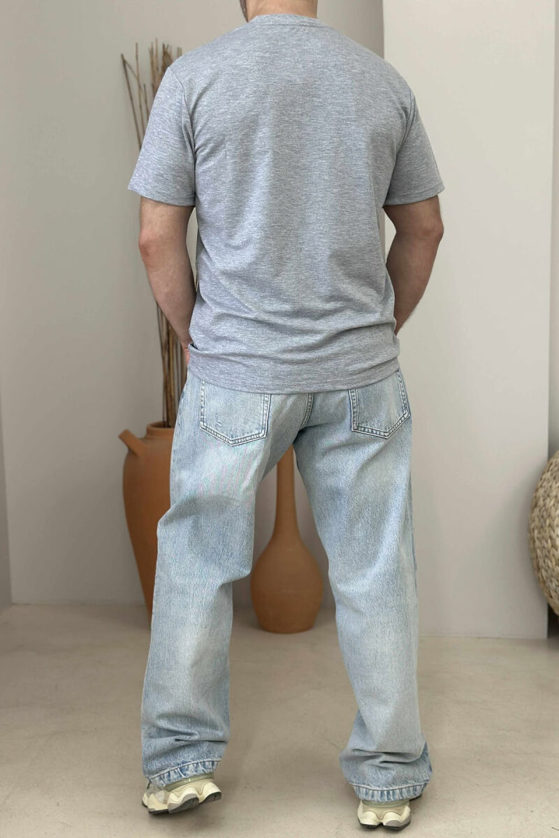 T-SHIRT I THJESHTË ME SHKRIME PËR MESHKUJ NË NGJYRËN GRI E ZBARDHUR - 2