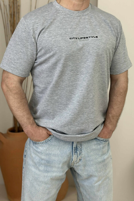 T-SHIRT I THJESHTË ME SHKRIME PËR MESHKUJ NË NGJYRËN GRI E ZBARDHUR - 3