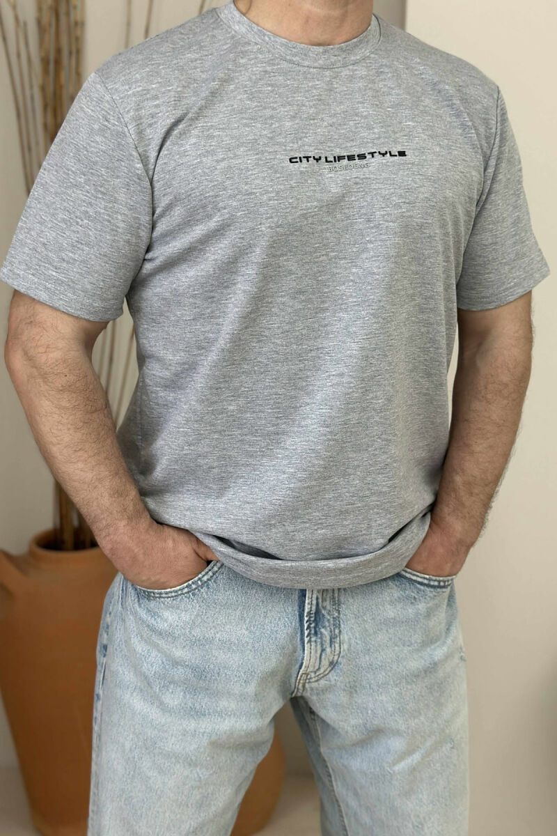 T-SHIRT I THJESHTË ME SHKRIME PËR MESHKUJ NË NGJYRËN GRI E ZBARDHUR - 3
