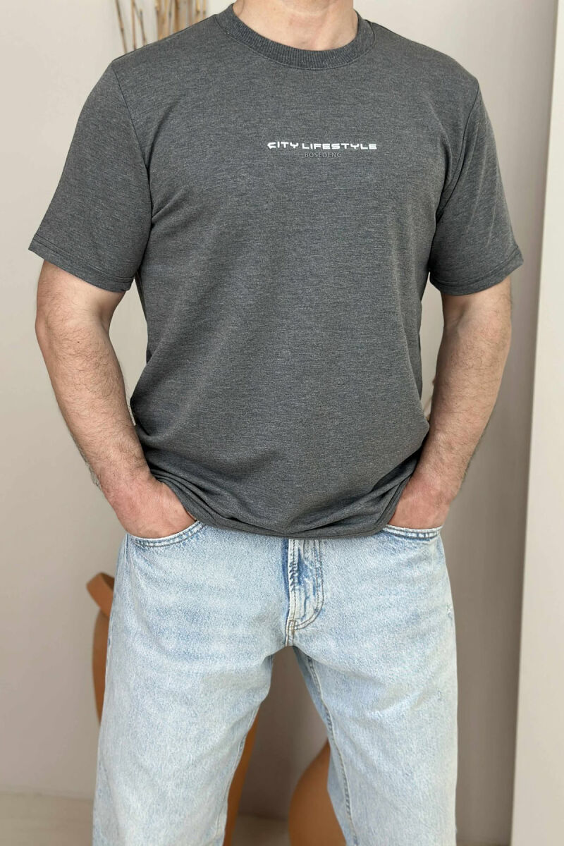 T-SHIRT I THJESHTË ME SHKRIME PËR MESHKUJ NË NGJYRËN GRI - 1