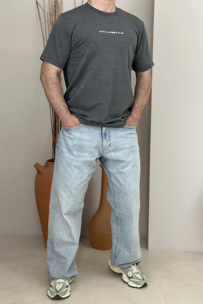 T-SHIRT I THJESHTË ME SHKRIME PËR MESHKUJ NË NGJYRËN GRI - 3