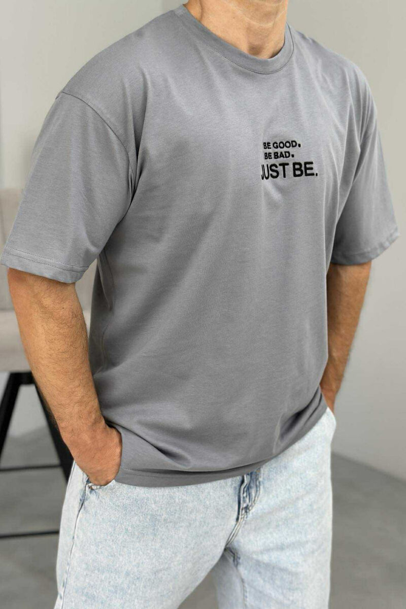 T-SHIRT I THJESHTË ME SHKRIME PËR MESHKUJ NË NGJYRËN GRI - 2