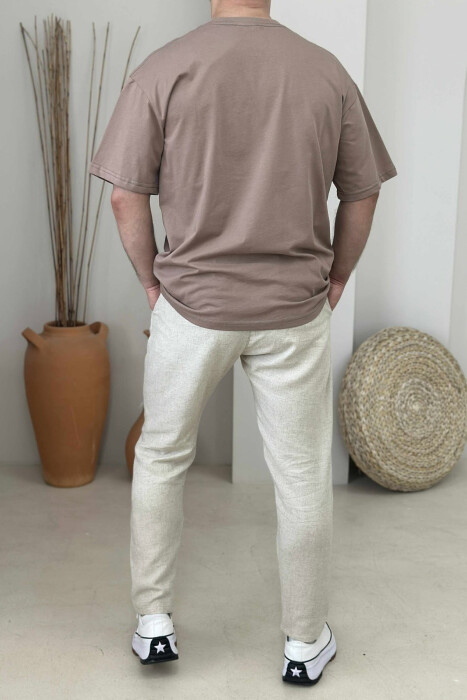 T-SHIRT I THJESHTË ME SHKRIME PËR MESHKUJ NË NGJYRËN KAFE E ZBARDHUR - 2