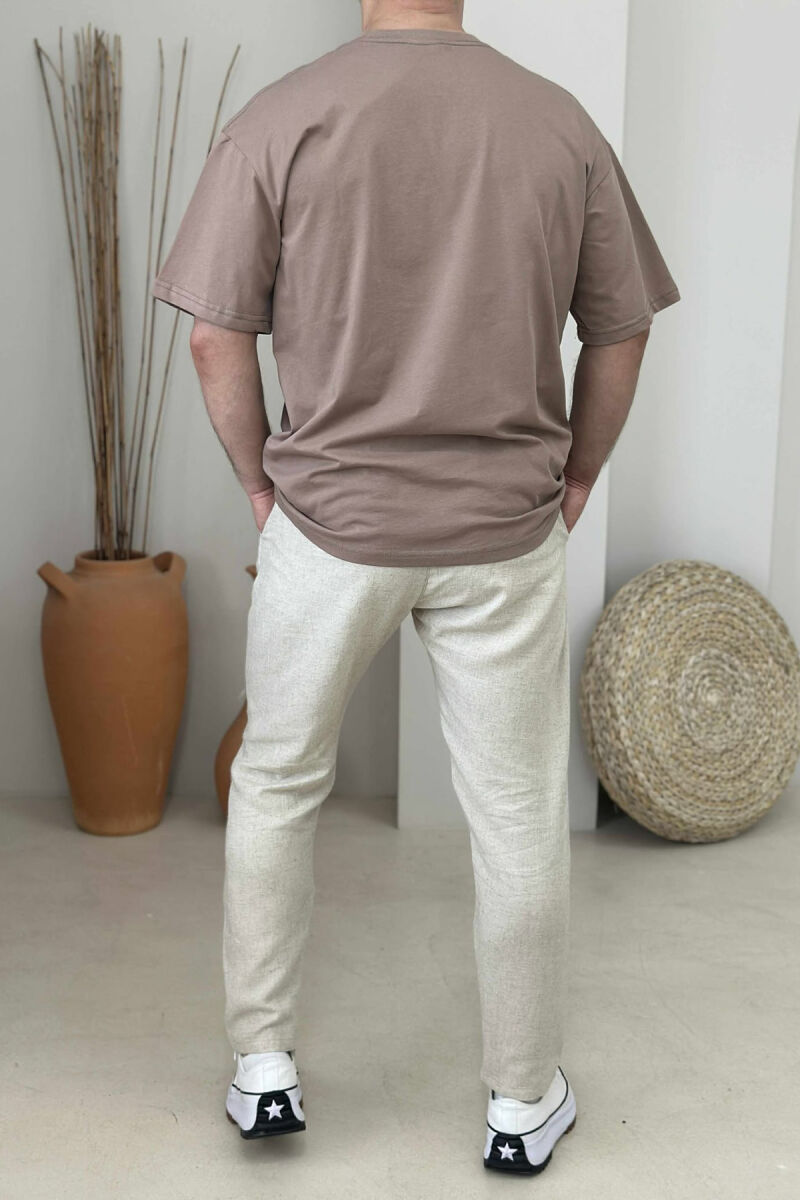 T-SHIRT I THJESHTË ME SHKRIME PËR MESHKUJ NË NGJYRËN KAFE E ZBARDHUR - 2