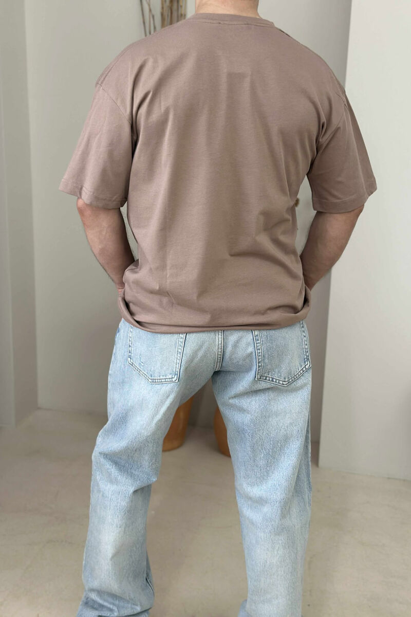 T-SHIRT I THJESHTË ME SHKRIME PËR MESHKUJ NË NGJYRËN KAFE E ZBARDHUR - 3