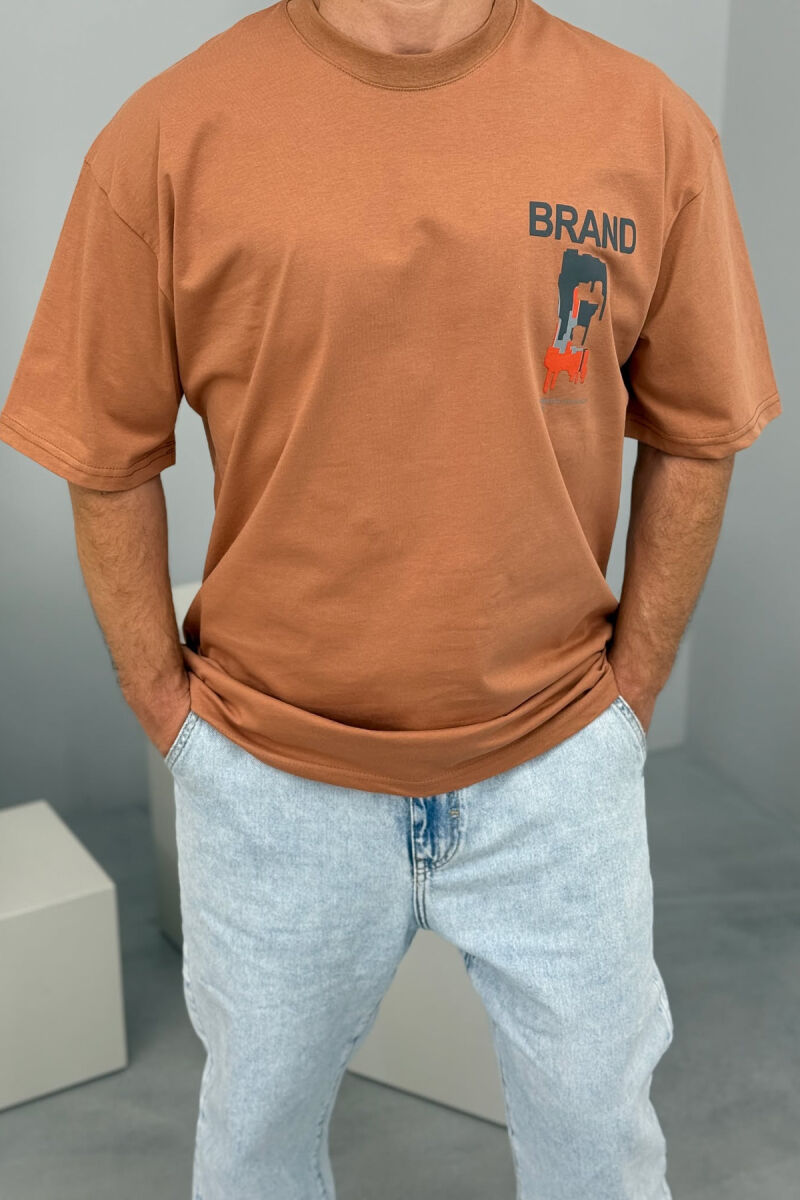 T-SHIRT I THJESHTË ME SHKRIME PËR MESHKUJ NË NGJYRËN KAFE - 1