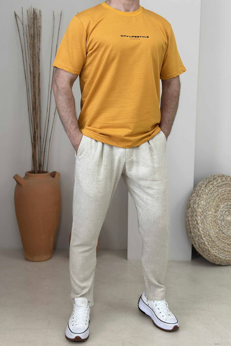 T-SHIRT I THJESHTË ME SHKRIME PËR MESHKUJ NË NGJYRËN MUSTARDË - 1