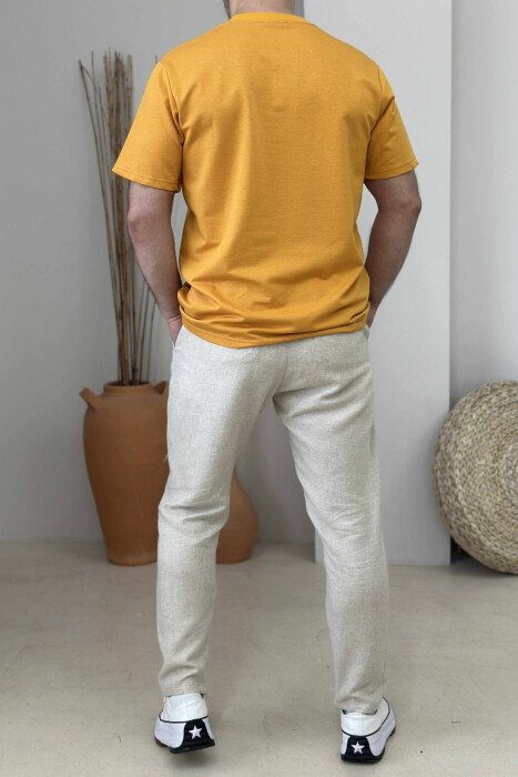 T-SHIRT I THJESHTË ME SHKRIME PËR MESHKUJ NË NGJYRËN MUSTARDË - 2
