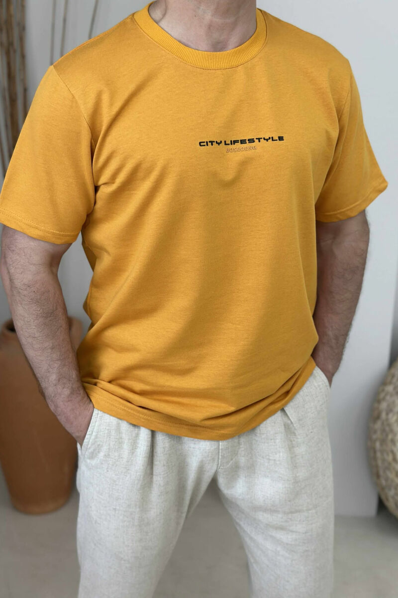 T-SHIRT I THJESHTË ME SHKRIME PËR MESHKUJ NË NGJYRËN MUSTARDË - 3