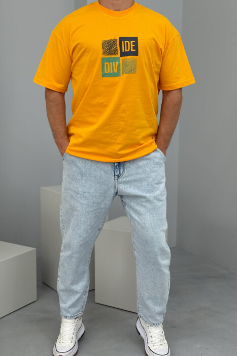 T-SHIRT I THJESHTË ME SHKRIME PËR MESHKUJ NË NGJYRËN MUSTARDË - 1