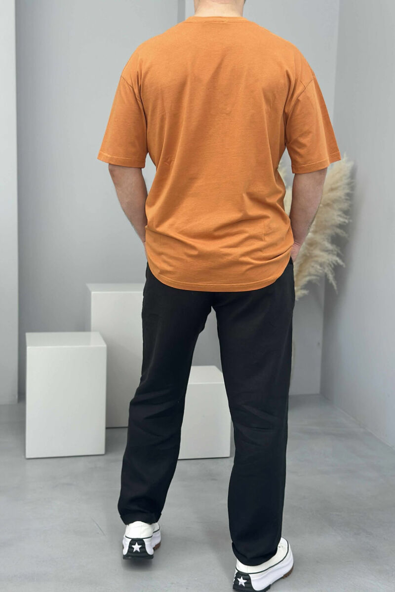 T-SHIRT I THJESHTË ME SHKRIME PËR MESHKUJ NË NGJYRËN TULLË - 2