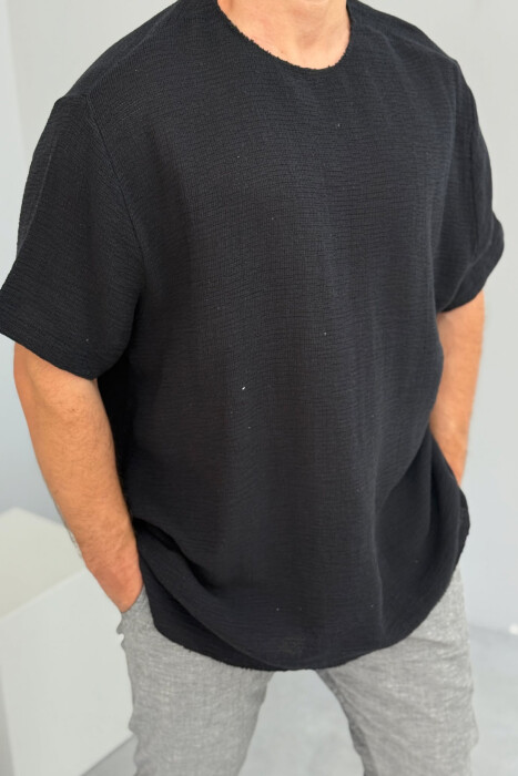 T-SHIRT NJË NGJYRËSH I THJESHTË PËR MESHKUJ NË NGJYRËN E ZEZË - 3