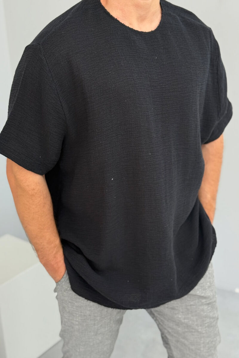 T-SHIRT NJË NGJYRËSH I THJESHTË PËR MESHKUJ NË NGJYRËN E ZEZË - 3