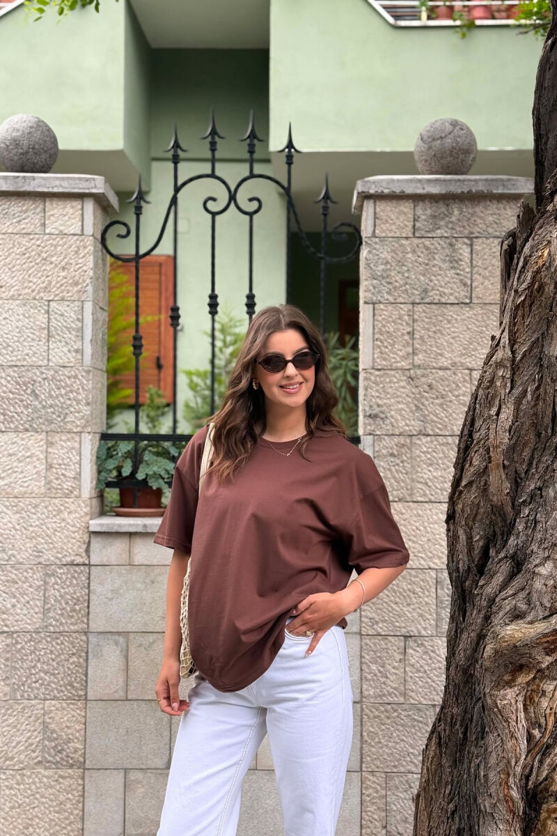 T-SHIRT I THJESHTE NJE NGJYRESH PER FEMRA NE NGJYRE KAFE+ 6 PALE ÇORAPE DHURATE - 1