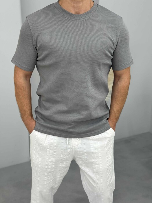 T-SHIRT NJË NGJYRËSH I THJESHTË PËR MESHKUJ NË NGJYRËN GRI E ERRËT - 2