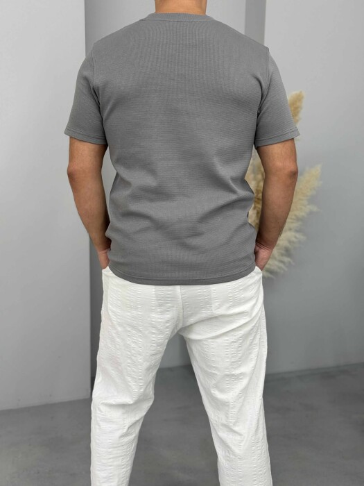 T-SHIRT NJË NGJYRËSH I THJESHTË PËR MESHKUJ NË NGJYRËN GRI E ERRËT - 3