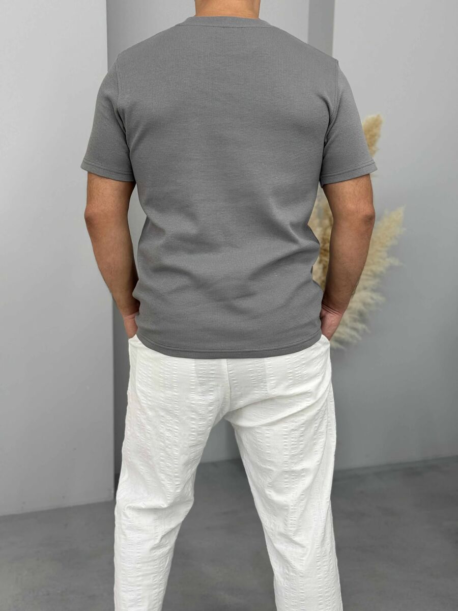 T-SHIRT NJË NGJYRËSH I THJESHTË PËR MESHKUJ NË NGJYRËN GRI E ERRËT - 3