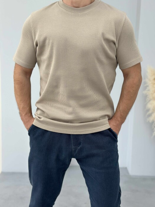 T-SHIRT NJË NGJYRËSH I THJESHTË PËR MESHKUJ NË NGJYRËN KAFE E ZBARDHUR - 1