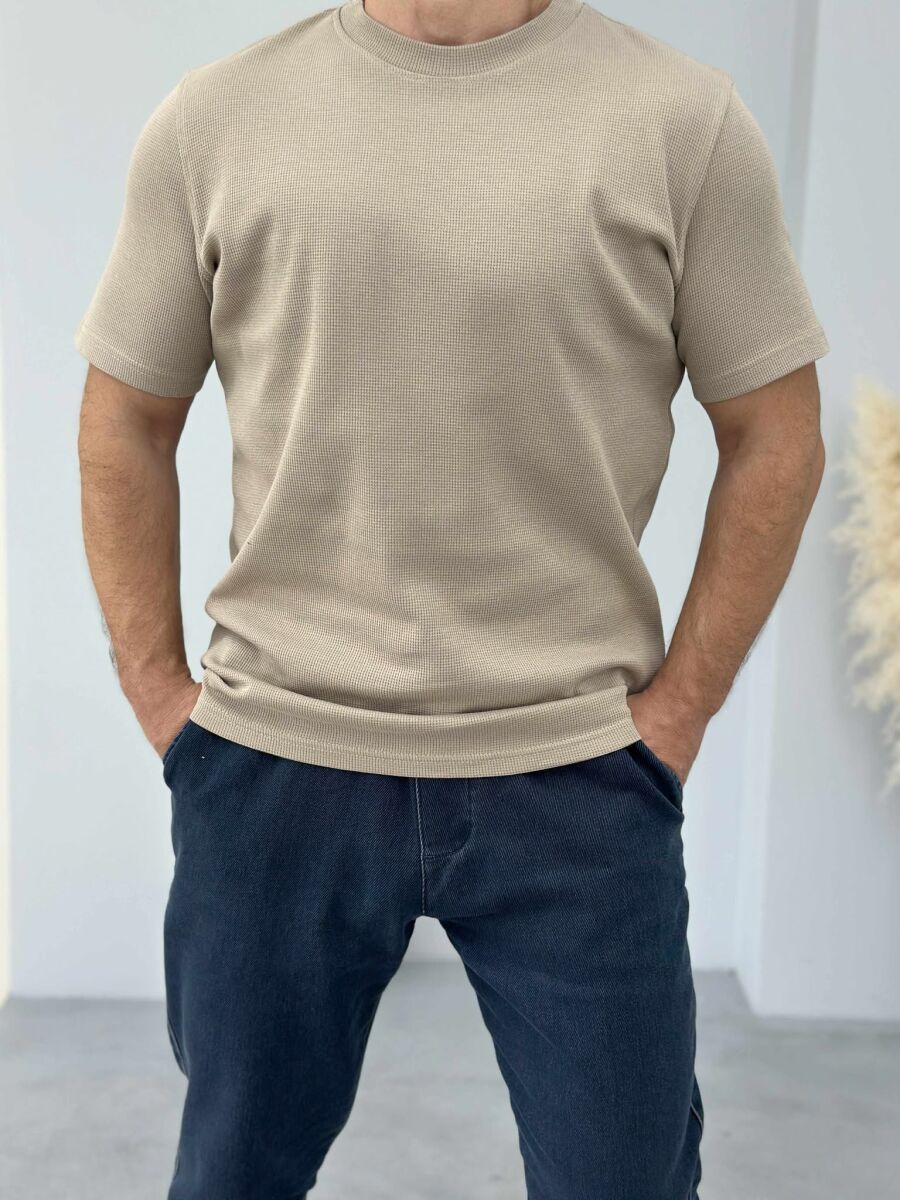 T-SHIRT NJË NGJYRËSH I THJESHTË PËR MESHKUJ NË NGJYRËN KAFE E ZBARDHUR - 1