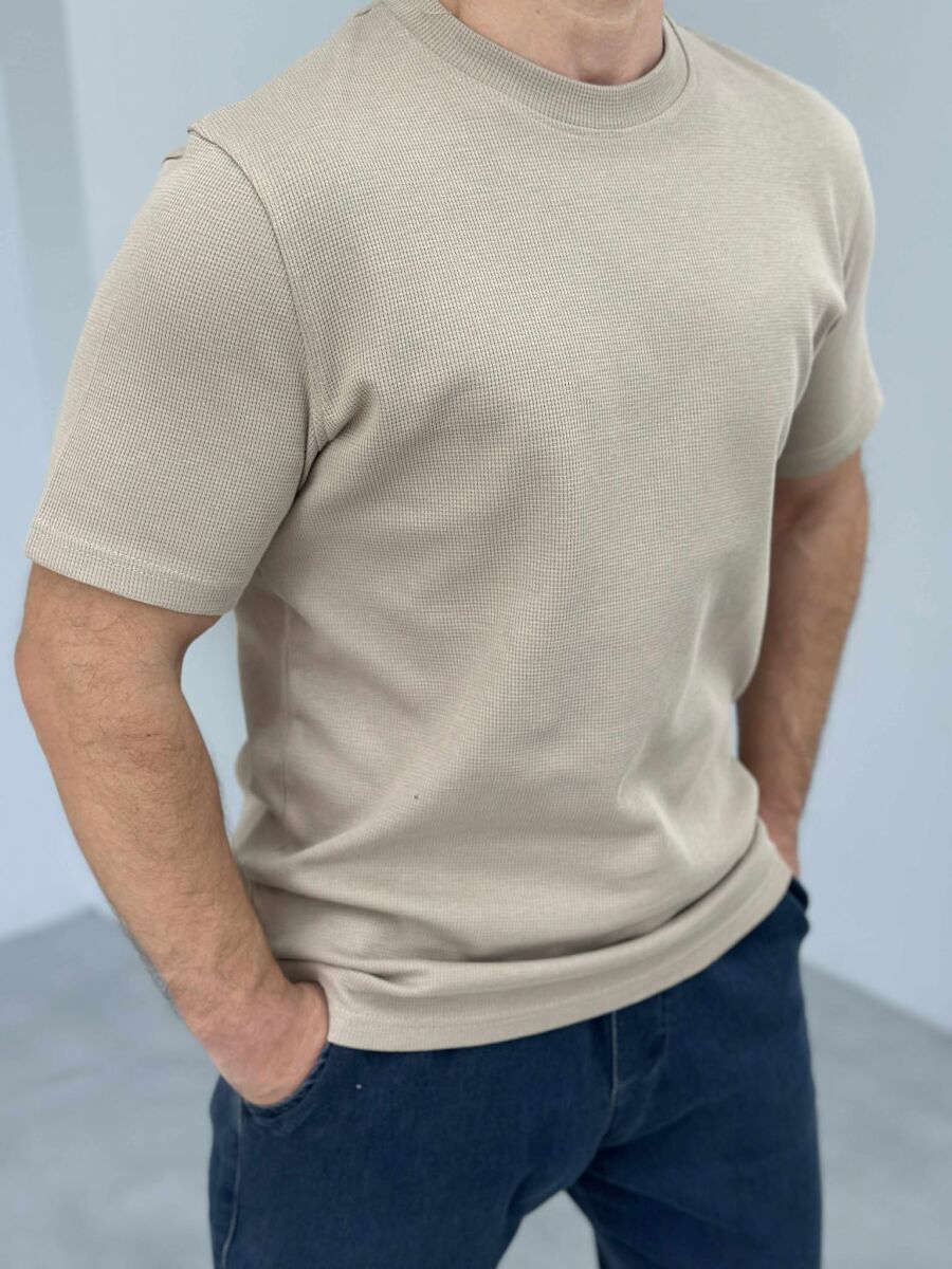 T-SHIRT NJË NGJYRËSH I THJESHTË PËR MESHKUJ NË NGJYRËN KAFE E ZBARDHUR - 3