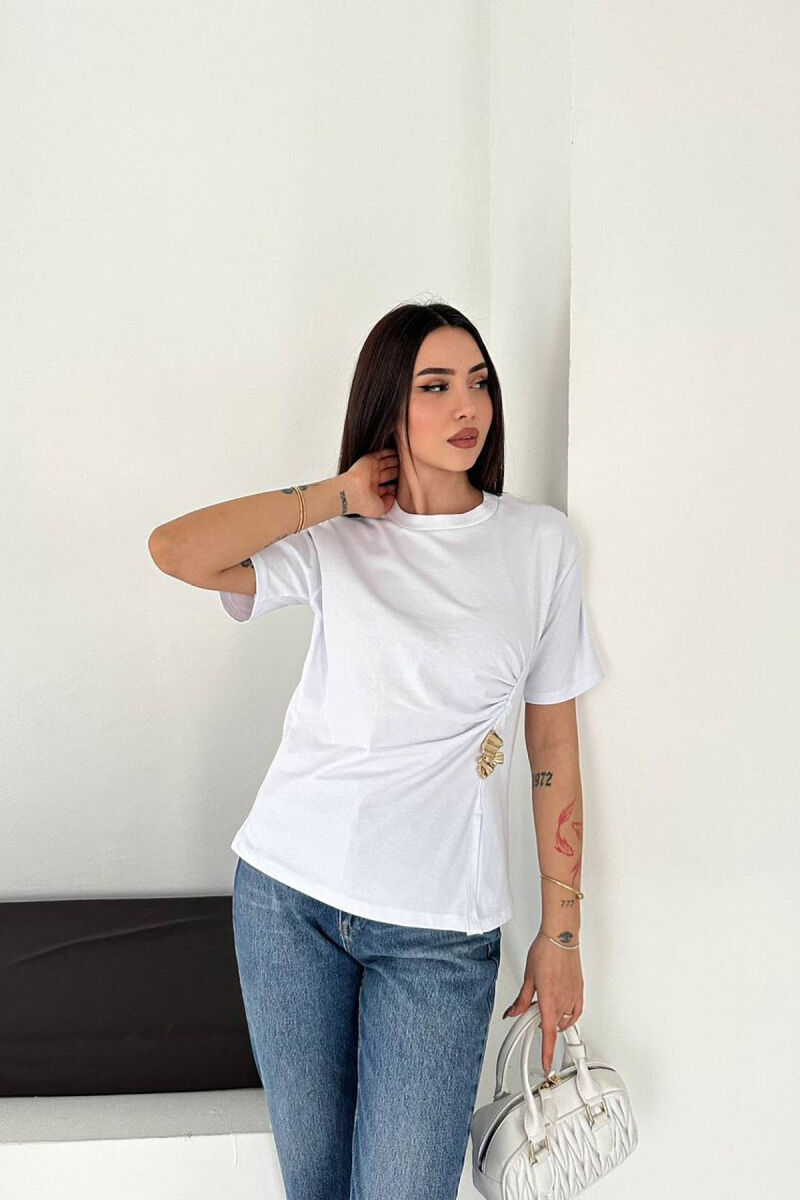 T-SHIRT ME DETAJ GOLD PER FEMRA NE NGJYRE TE BARDHE - 2