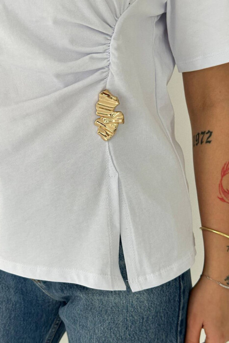 T-SHIRT ME DETAJ GOLD PER FEMRA NE NGJYRE TE BARDHE - 3