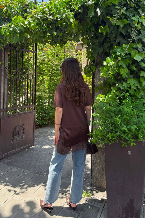 T-SHIRT ME DETAJ SATENI PER FEMRA NE NGJYRE KAFE - 3