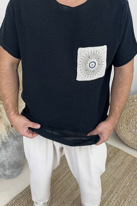 T-SHIRT ME DETAJE TË THJESHTA PËR MESHKUJ NË NGJYRËN E ZEZË - 3