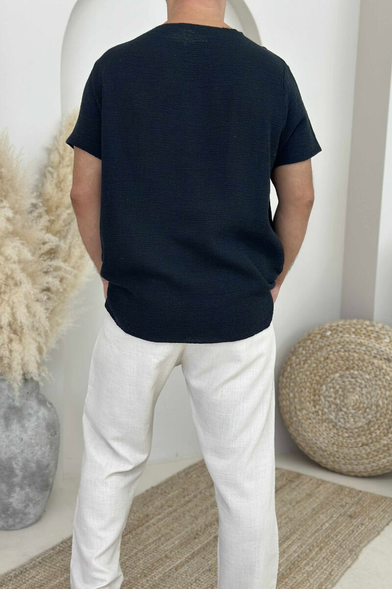 T-SHIRT ME DETAJE TË THJESHTA PËR MESHKUJ NË NGJYRËN E ZEZË - 4